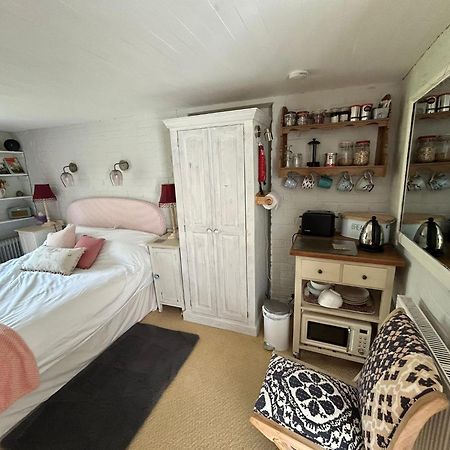 Cosy Cottage Ground Floor Bedroom Ensuite With Private Entrance Chichester Exteriér fotografie